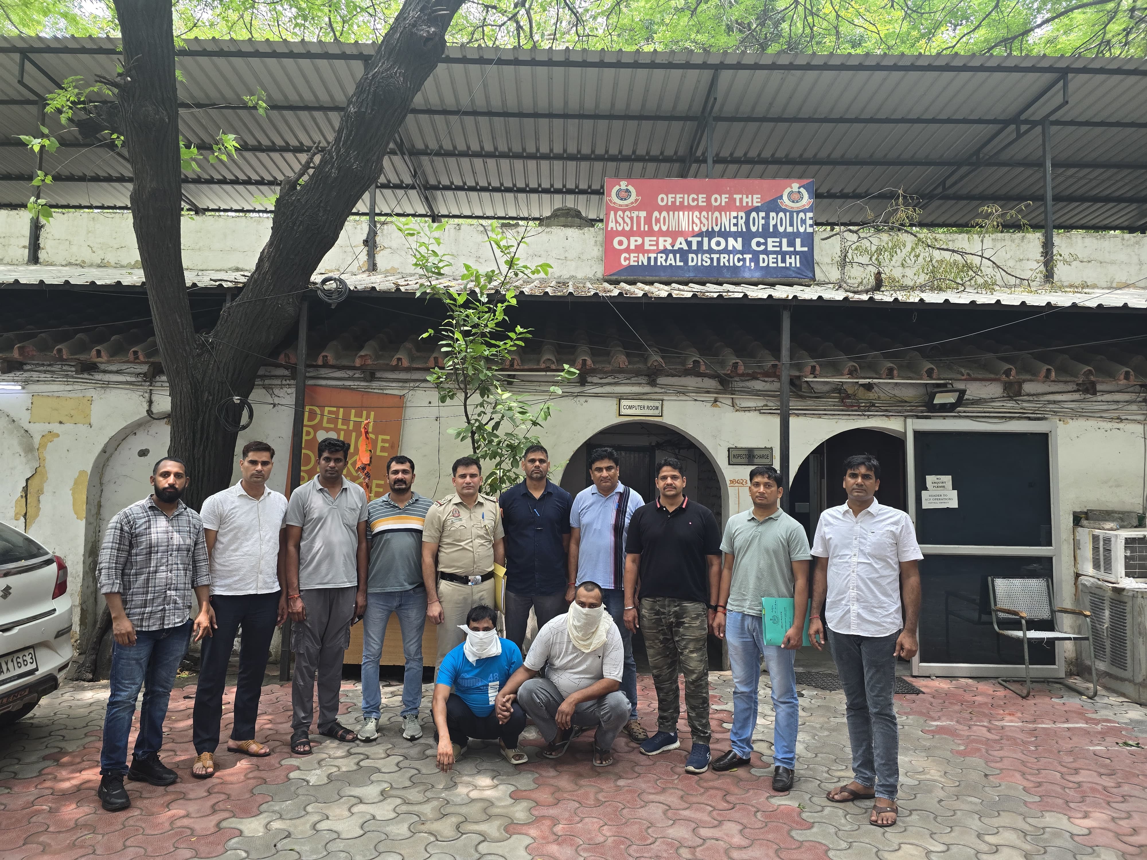 16 बड़ी चोरियों को अंजाम देने वाले आरोपितों की फोटो 16 बड़ी चोरियों को अंजाम देने वाले आरोपितों की फोटो