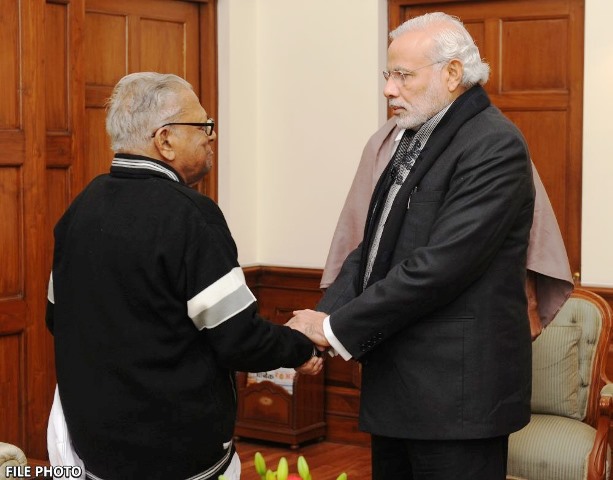 प्रधानमंत्री नरेन्द्र मोदी और केरल के पूर्व मुख्यमंत्री वी.एस. अच्युतानंदन (फाइल फोटो) प्रधानमंत्री नरेन्द्र मोदी और केरल के पूर्व मुख्यमंत्री वी.एस. अच्युतानंदन (फाइल फोटो)