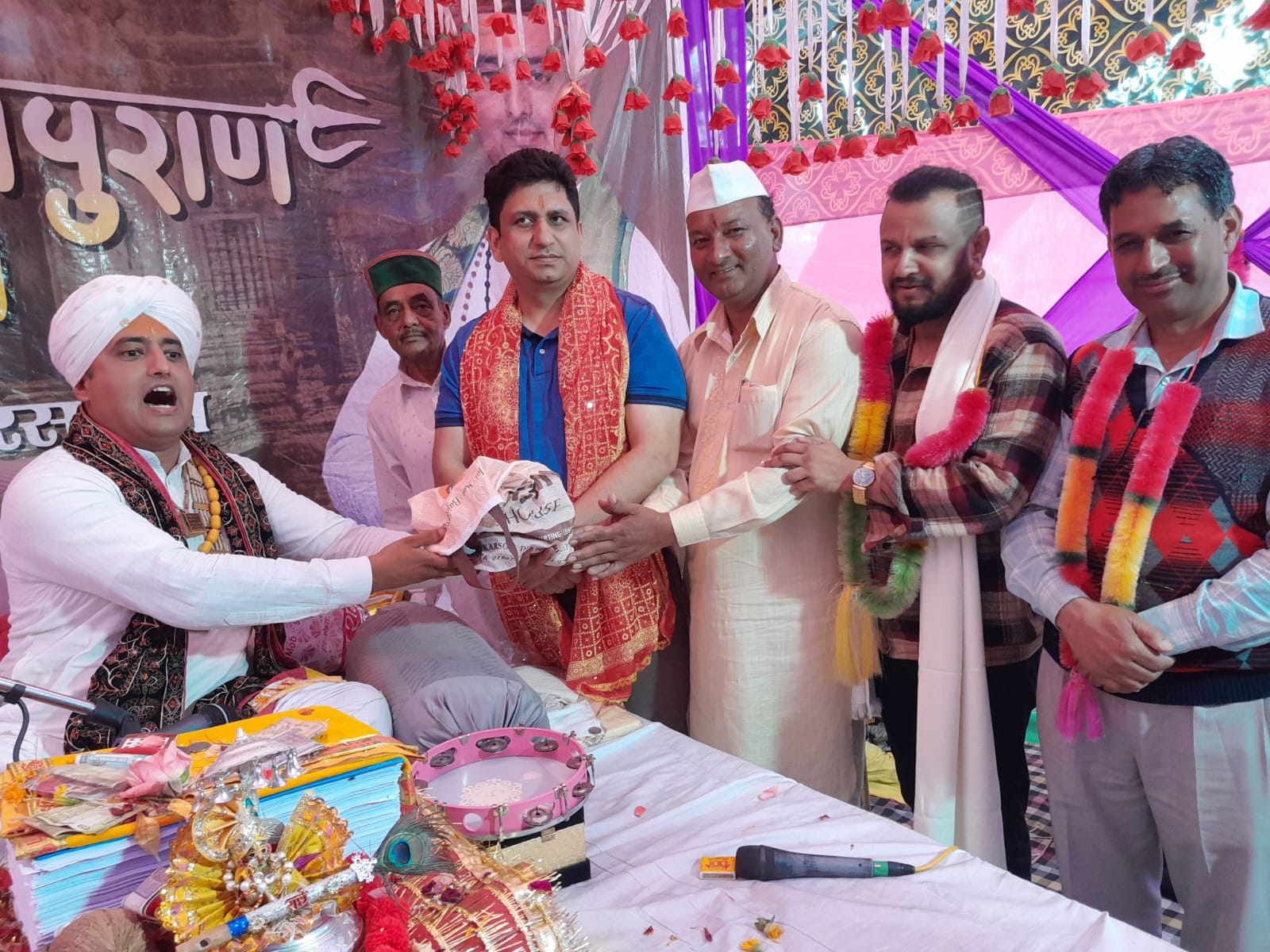 एस.डी.एम. गौरव महाजन को एक लाख, ग्यारह हजार एक सौ ग्यारह रुपए की राशि प्रदान करते हुए। एस.डी.एम. गौरव महाजन को एक लाख, ग्यारह हजार एक सौ ग्यारह रुपए की राशि प्रदान करते हुए।