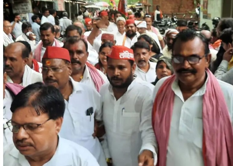 पुलिस अधीक्षक कार्यालय का घेराव करते सपाई। पुलिस अधीक्षक कार्यालय का घेराव करते सपाई।