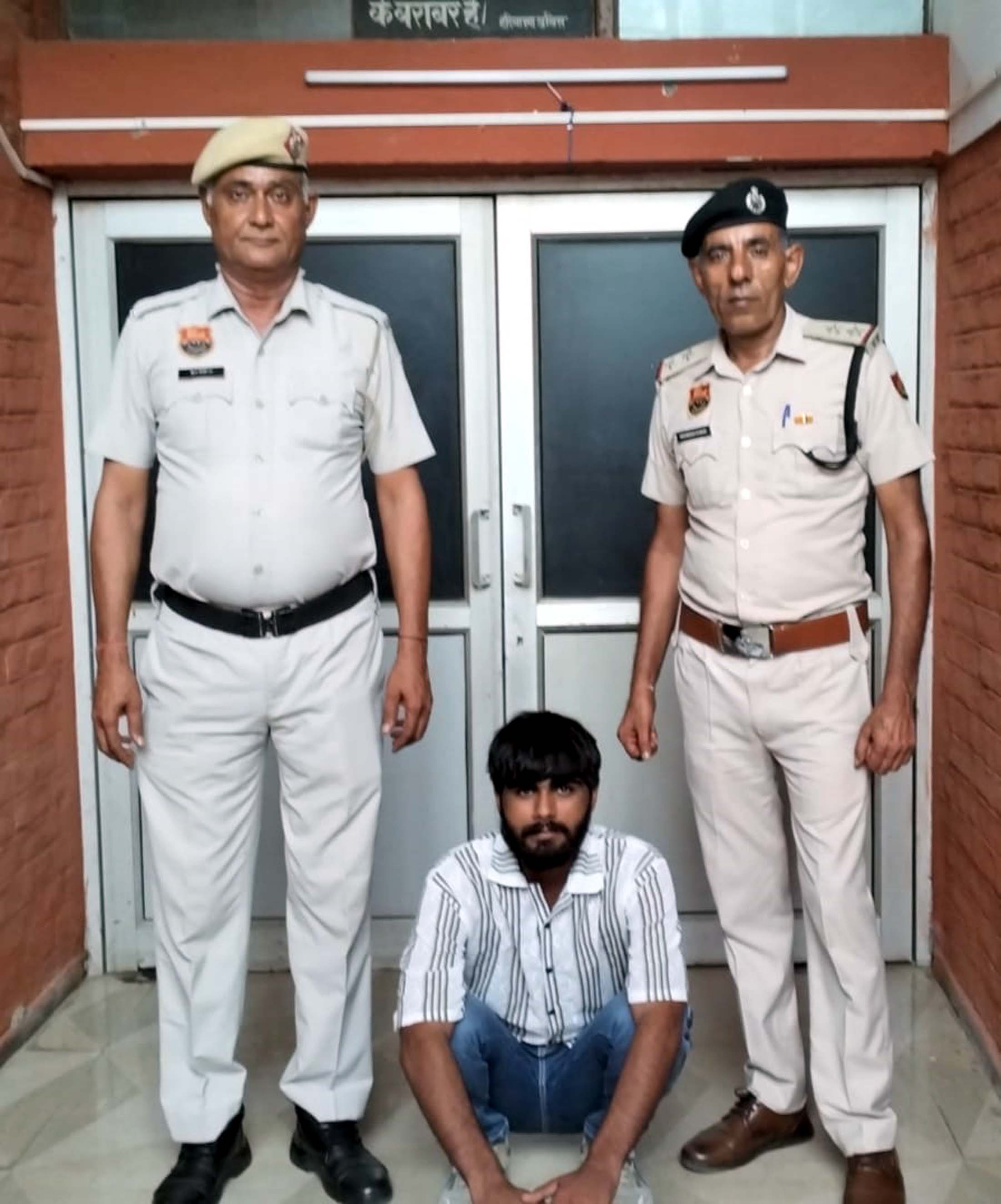 पुलिस गिरफ्त में आरोपित।