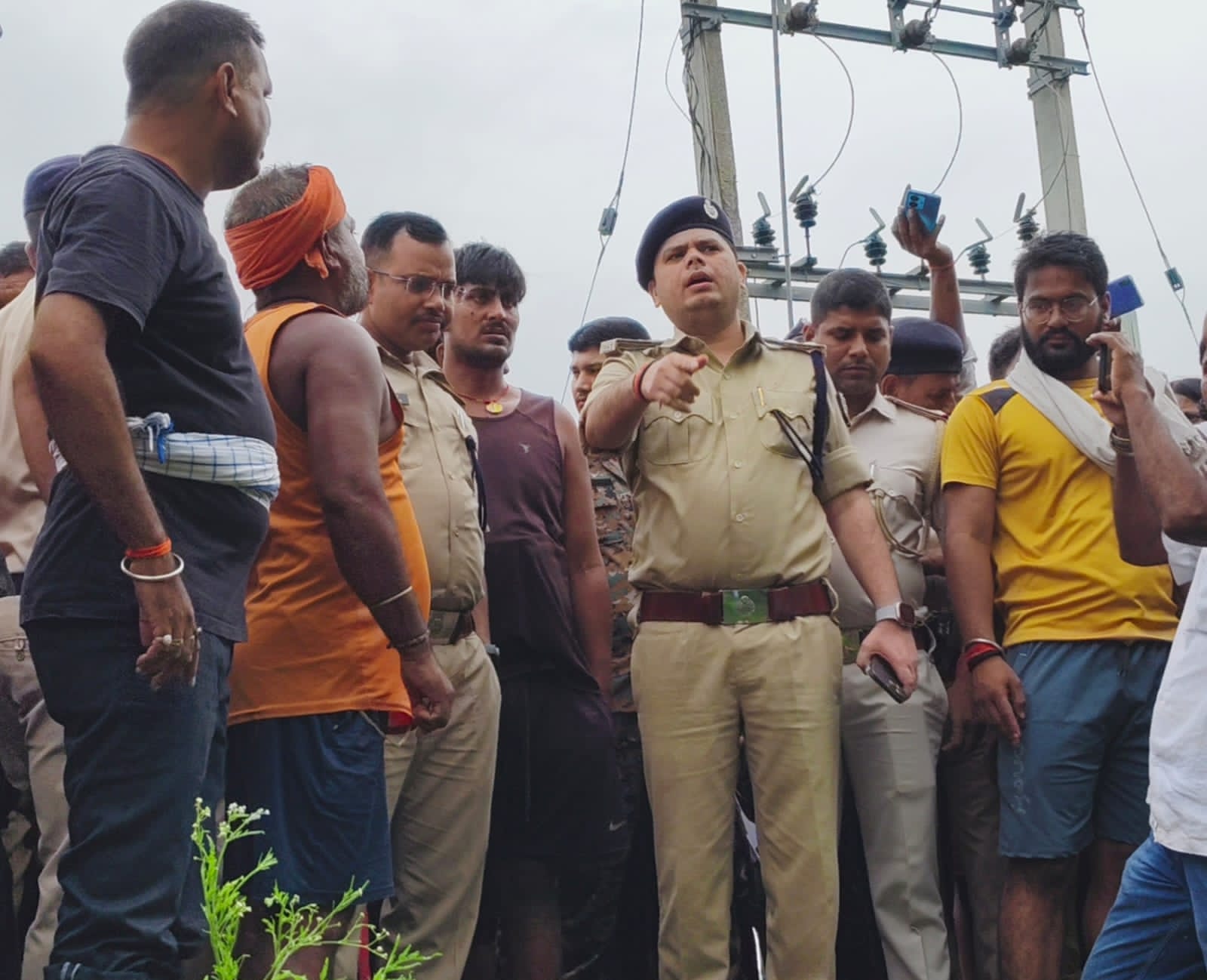 घटना स्थल पर भीड़ घटना स्थल पर भीड़