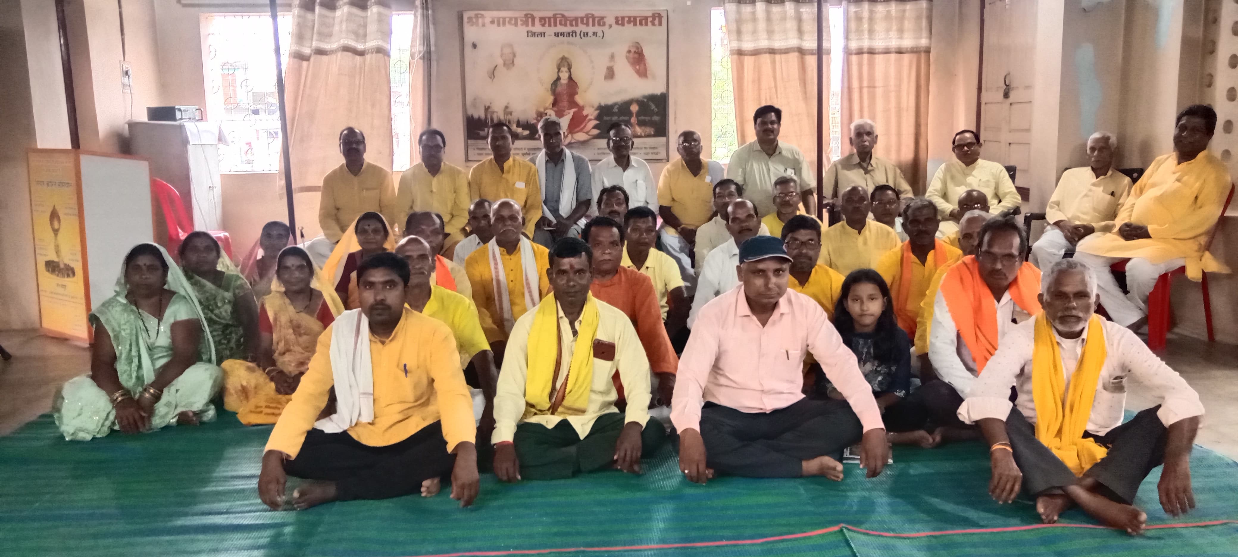 गायत्री शक्तिपीठ में आयोजित बैठक में उपस्थित गायत्री परिजन। गायत्री शक्तिपीठ में आयोजित बैठक में उपस्थित गायत्री परिजन।