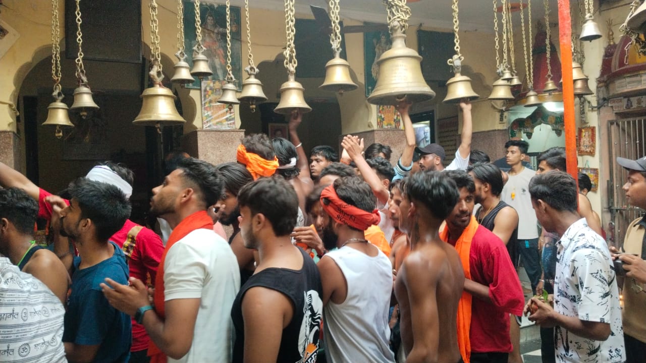 किसरौल स्थित प्राचीन सिद्धपीठ 84 घंटा मंदिर में जलाभिषेक के लिए कांवड़ियों व भक्तों की लगीं कतार। किसरौल स्थित प्राचीन सिद्धपीठ 84 घंटा मंदिर में जलाभिषेक के लिए कांवड़ियों व भक्तों की लगीं कतार।
