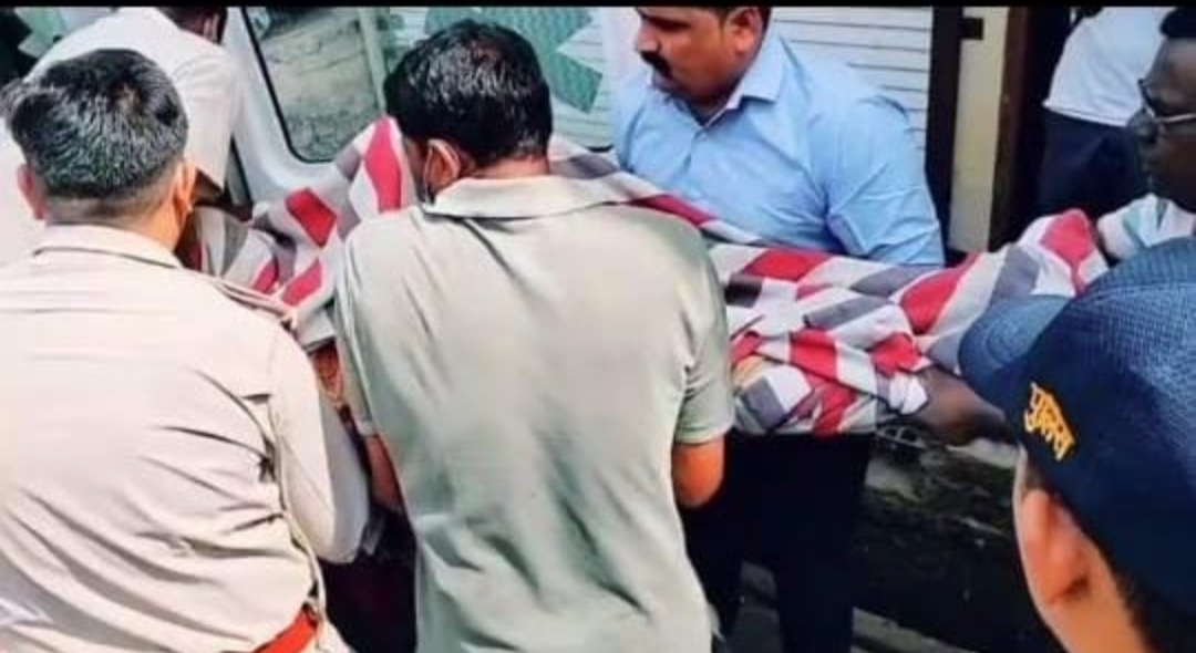 शव को पीएम के लिए ले जाते पुलिसकर्मी शव को पीएम के लिए ले जाते पुलिसकर्मी