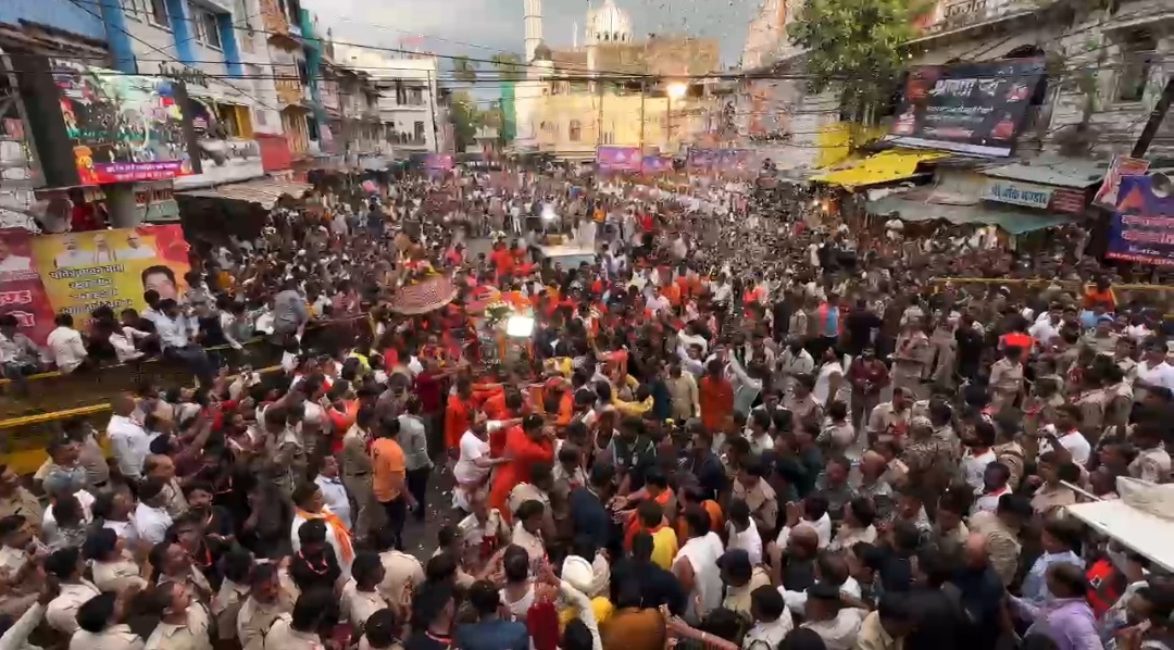 करीब 2 लाख भक्त थे सवारी मार्ग पर