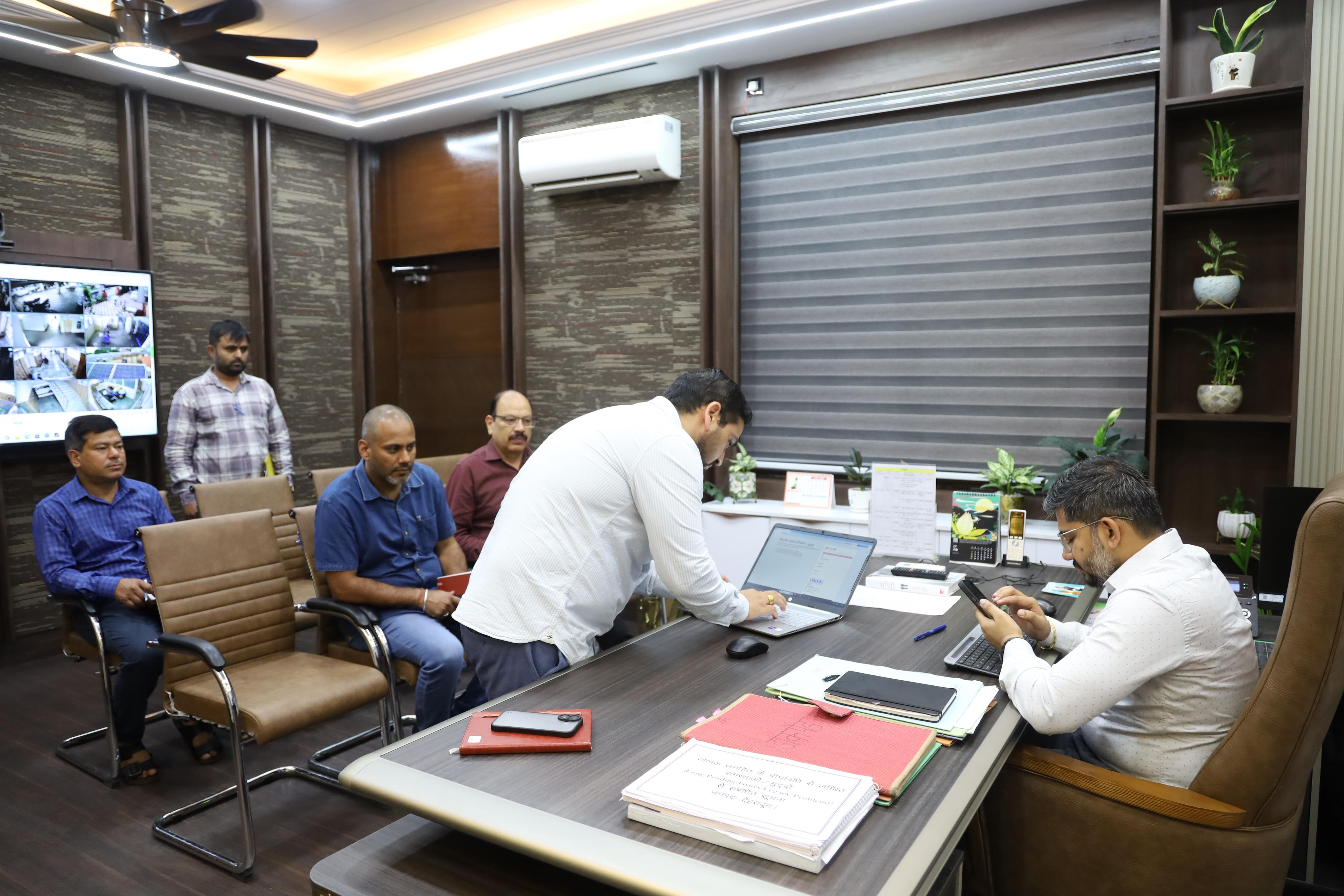 विकास भवन में राज्य निर्वाचन आयोग की ओर से निर्धारित सॉफ्टवेयर के माध्यम से पोलिंग कार्मिकों का तीसरा रेंडमाइजेशन