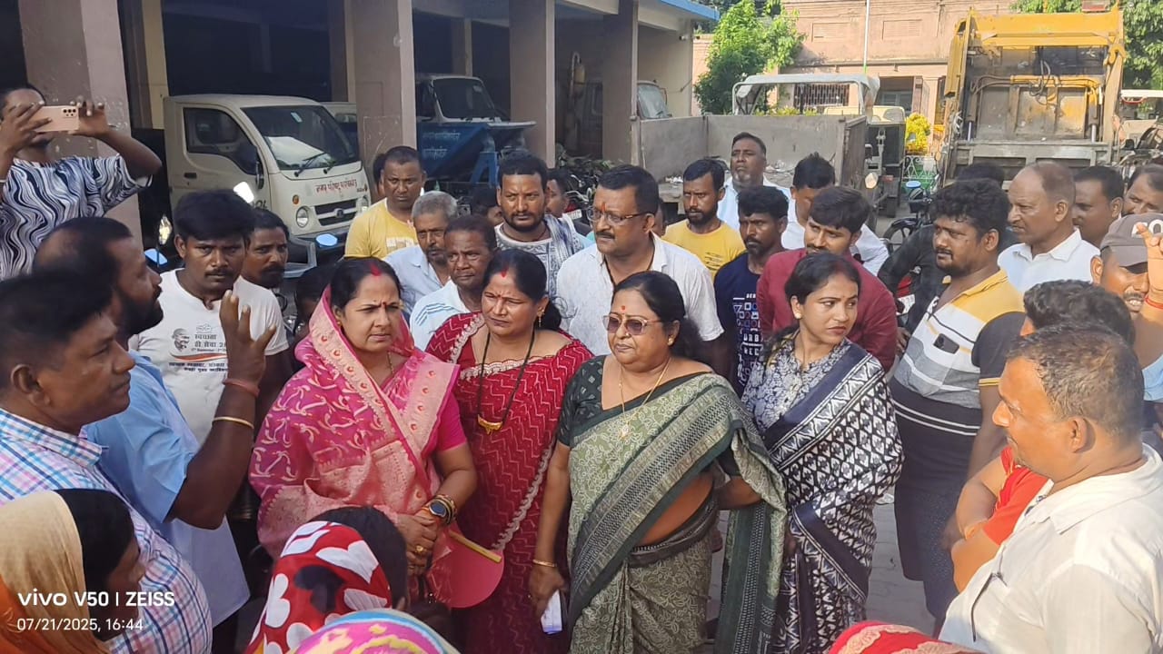 अररिया फोटो:प्रदर्शन के दौरान चेयरमैन,वाइस चेयरमैन और कर्मचारी संघ के प्रतिनिधि अररिया फोटो:प्रदर्शन के दौरान चेयरमैन,वाइस चेयरमैन और कर्मचारी संघ के प्रतिनिधि