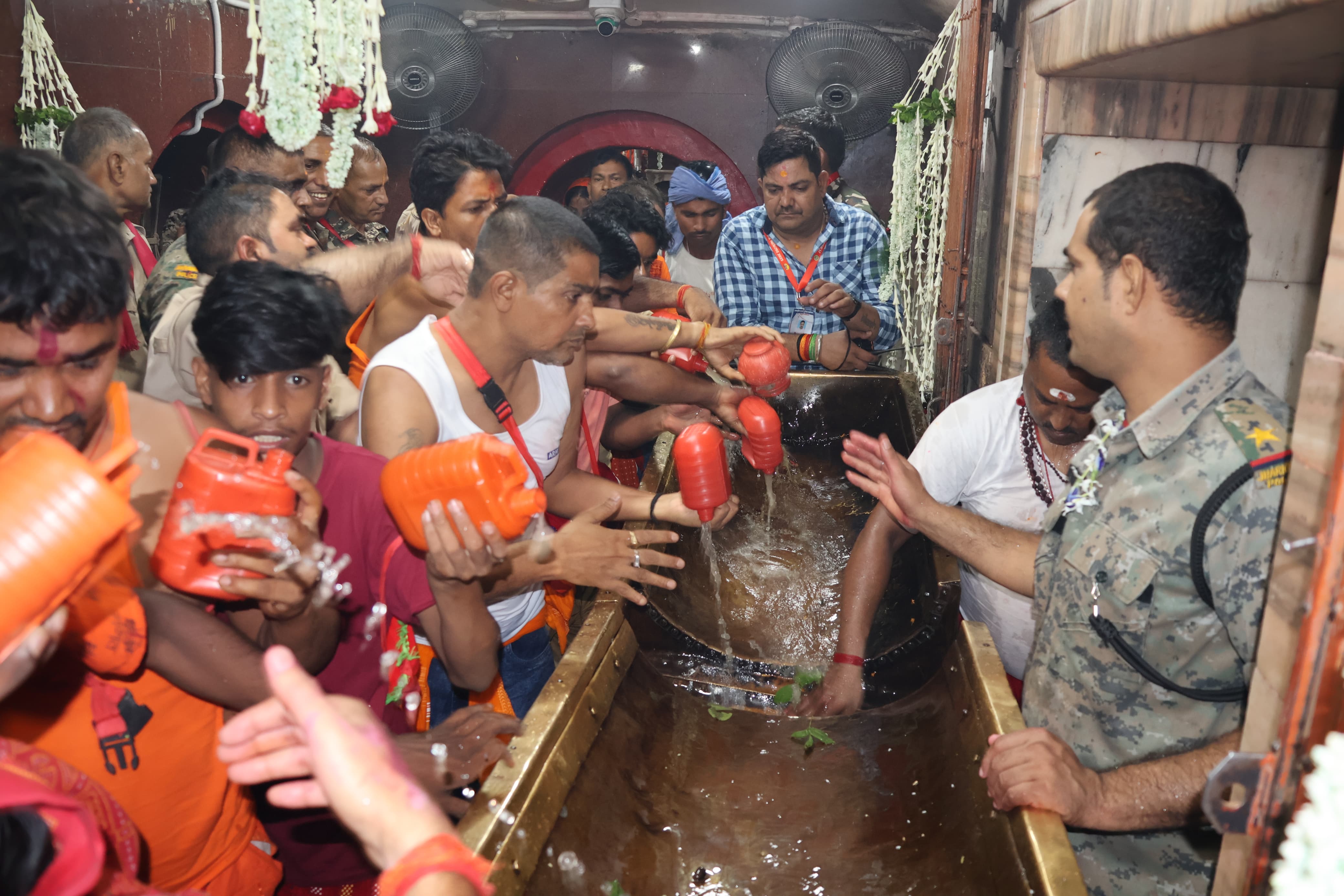 बासुकीनाथ धाम में उमड़ी कावंरिया श्रद्धालुओं की भीड़ बासुकीनाथ धाम में उमड़ी कावंरिया श्रद्धालुओं की भीड़