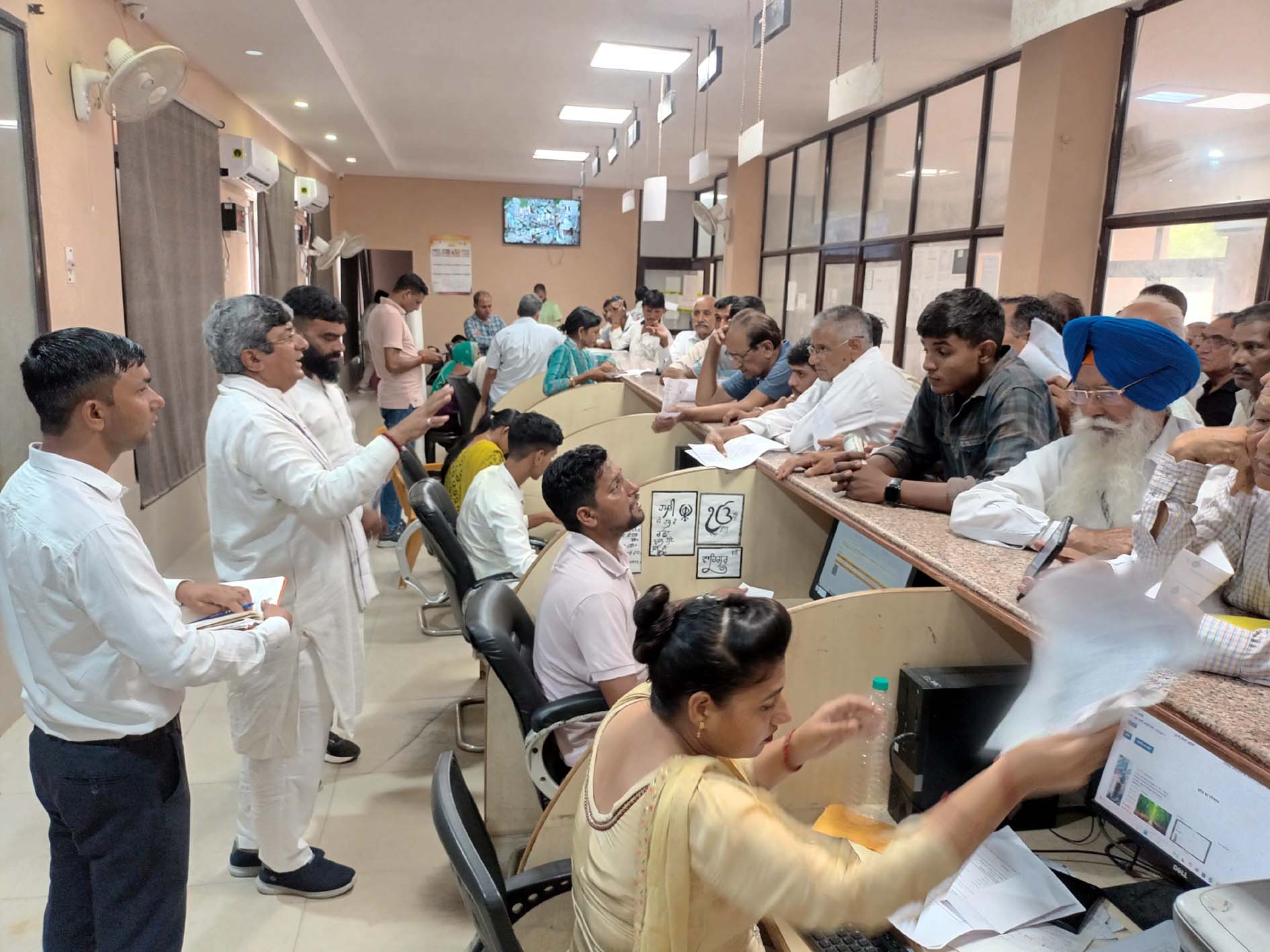 ई-दिशा केन्द्र का निरीक्षण करते मेयर प्रवीण पोपली व मौजूद अधिकारी। ई-दिशा केन्द्र का निरीक्षण करते मेयर प्रवीण पोपली व मौजूद अधिकारी।