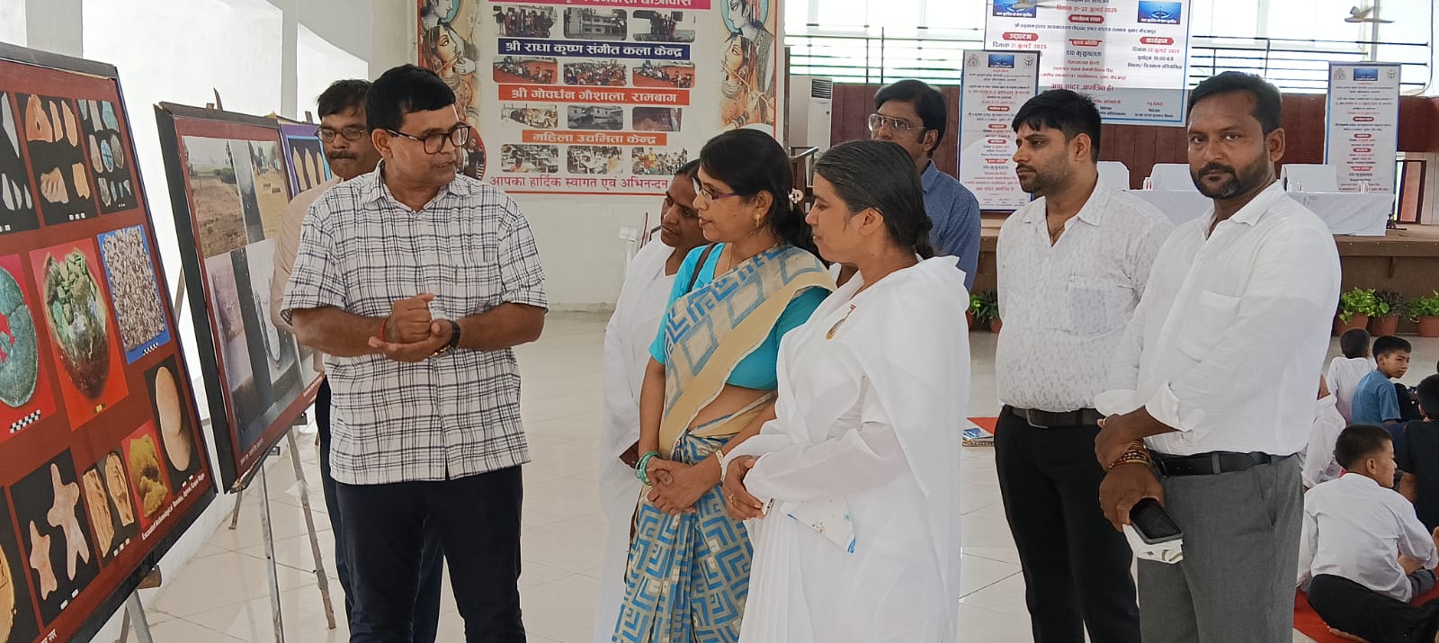 प्रदर्शनी का अवलोकन करती मुख्य अतिथि। प्रदर्शनी का अवलोकन करती मुख्य अतिथि।
