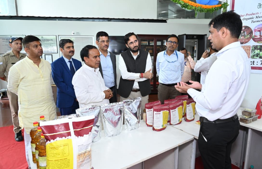 नाबार्ड की ओर से लगाए गए स्टॉलों का सहकारिता मंत्री अवलोकन करते। नाबार्ड की ओर से लगाए गए स्टॉलों का सहकारिता मंत्री अवलोकन करते।
