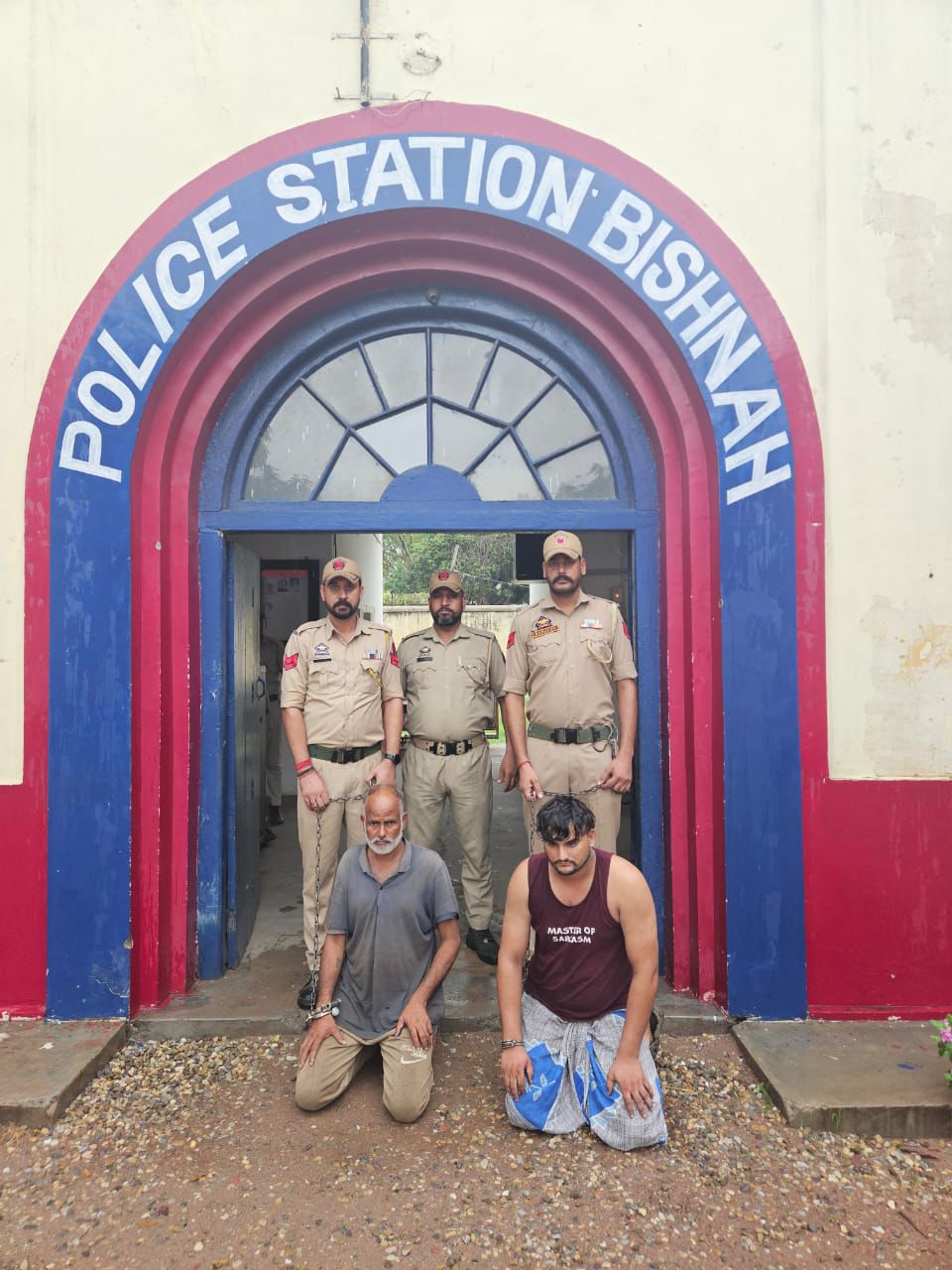 बिश्नाह पुलिस स्टेशन ने ड्रग नेटवर्क का किया भंडाफोड़ बिश्नाह पुलिस स्टेशन ने ड्रग नेटवर्क का किया भंडाफोड़