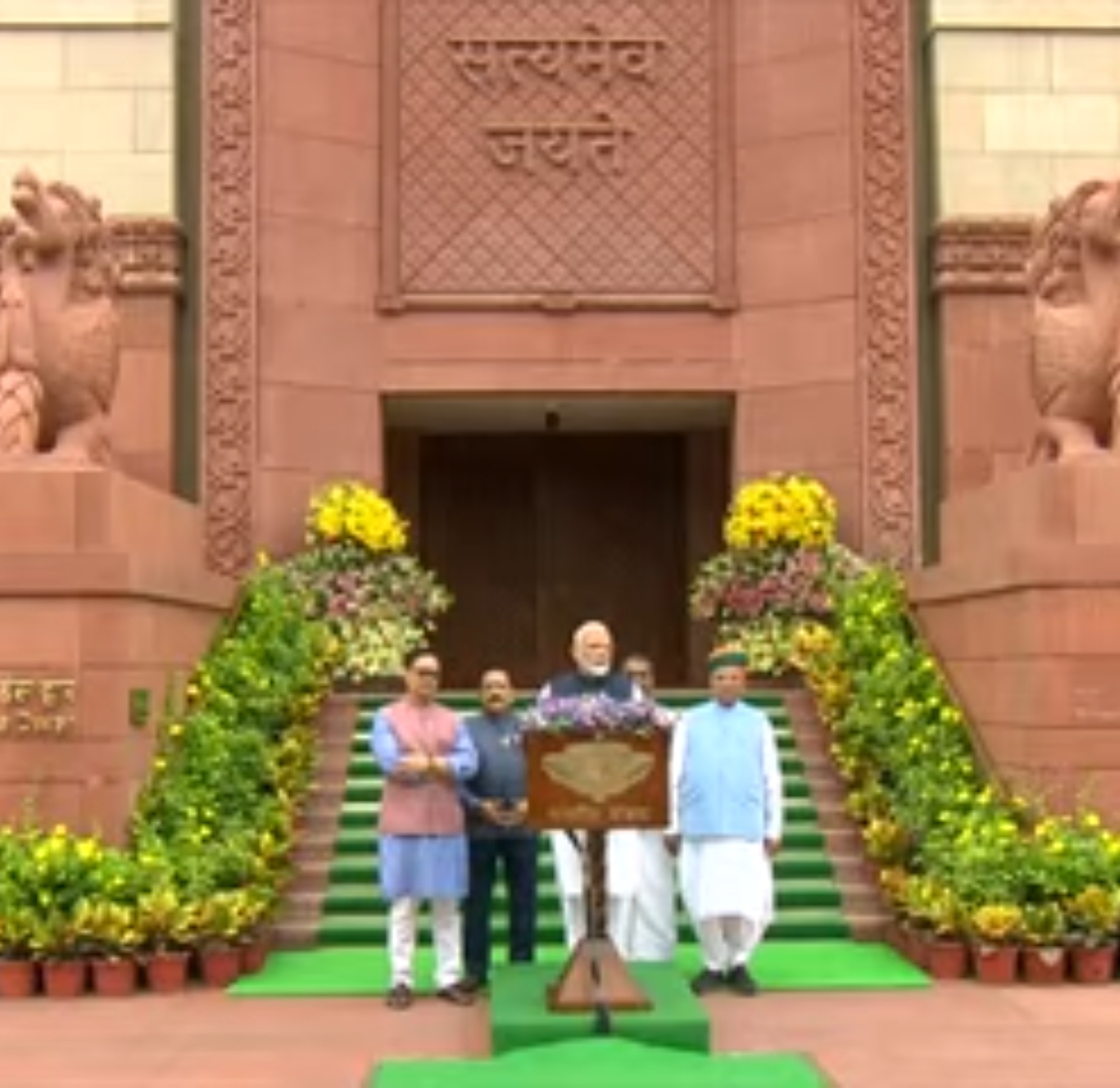 मीडिया को संबोधित करते प्रधानमंत्री मीडिया को संबोधित करते प्रधानमंत्री