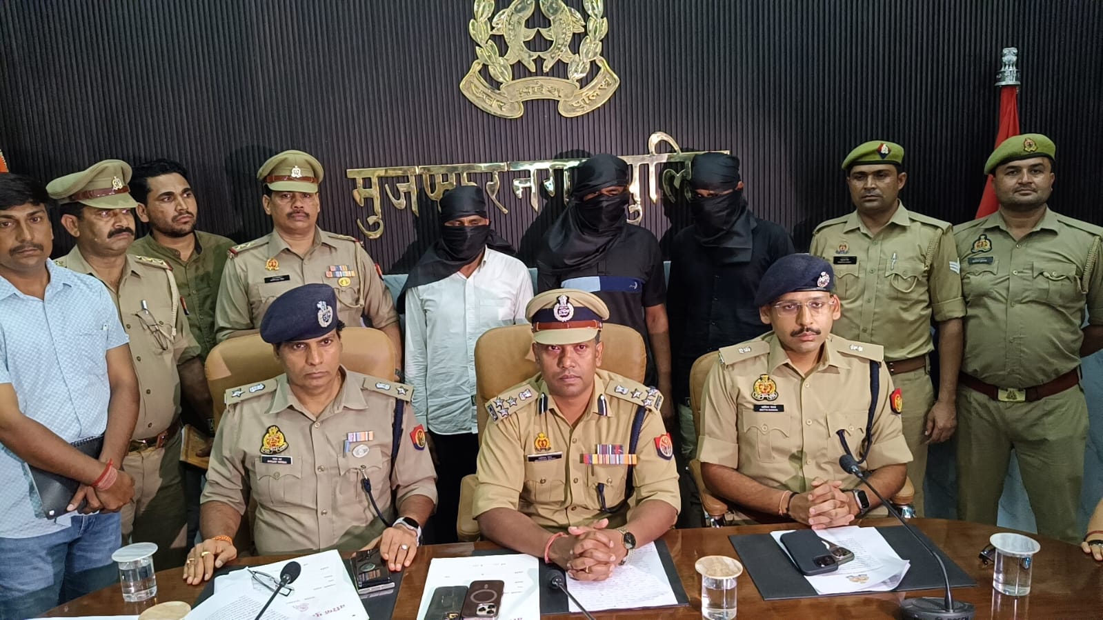 घटना का खुलासा करते एसएसपी मुजफ्फरनगर, नकाब में खड़े अपराधी घटना का खुलासा करते एसएसपी मुजफ्फरनगर, नकाब में खड़े अपराधी