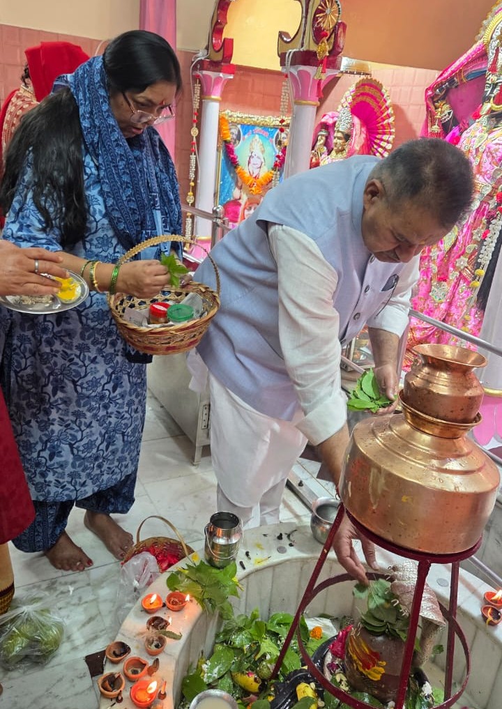 बिनेट मंत्री गणेश भगवान शिव का जलाभिषेक जलाभिषेक करते। बिनेट मंत्री गणेश भगवान शिव का जलाभिषेक जलाभिषेक करते।