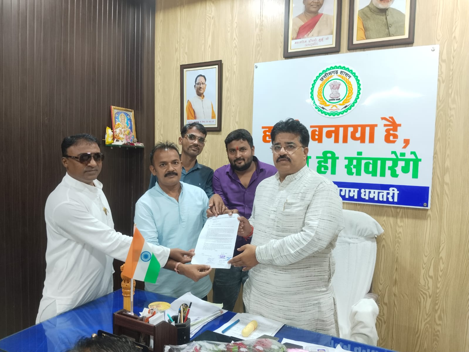 महापौर रामू रोहरा (दाएं) को ज्ञापन सौंपते हुए पार्षद प्रकाश सिन्हा व अन्य। महापौर रामू रोहरा (दाएं) को ज्ञापन सौंपते हुए पार्षद प्रकाश सिन्हा व अन्य।