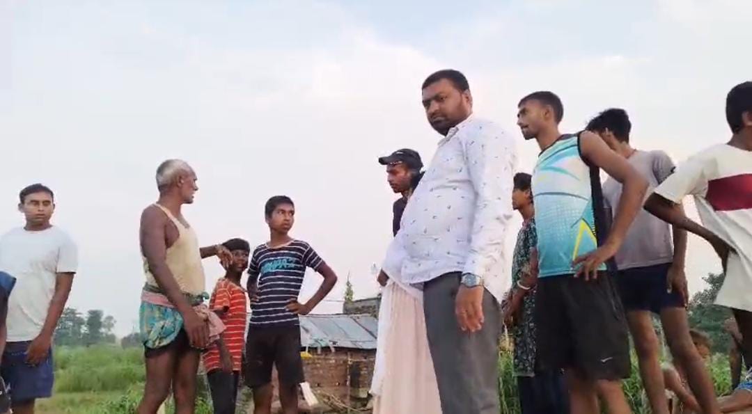 जायजा लेते सांसद प्रतिनिधि जायजा लेते सांसद प्रतिनिधि