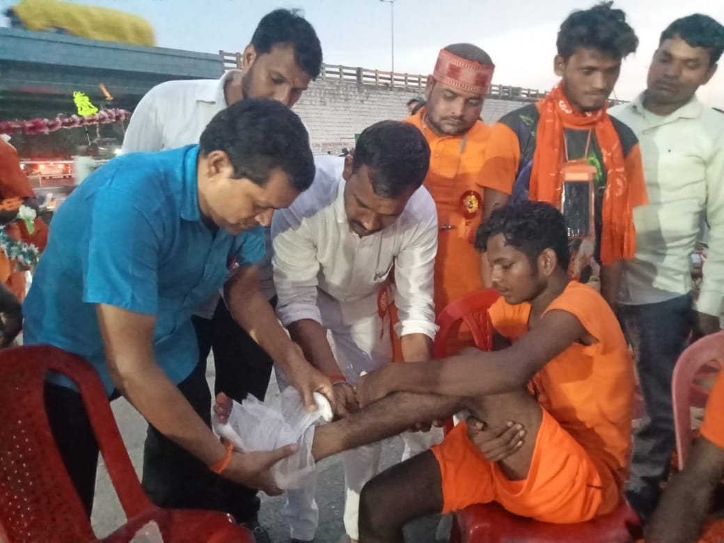 सेवा शिविर में कांवड़ियों के पैरों के छाले और घाव का उपचार सेवा शिविर में कांवड़ियों के पैरों के छाले और घाव का उपचार