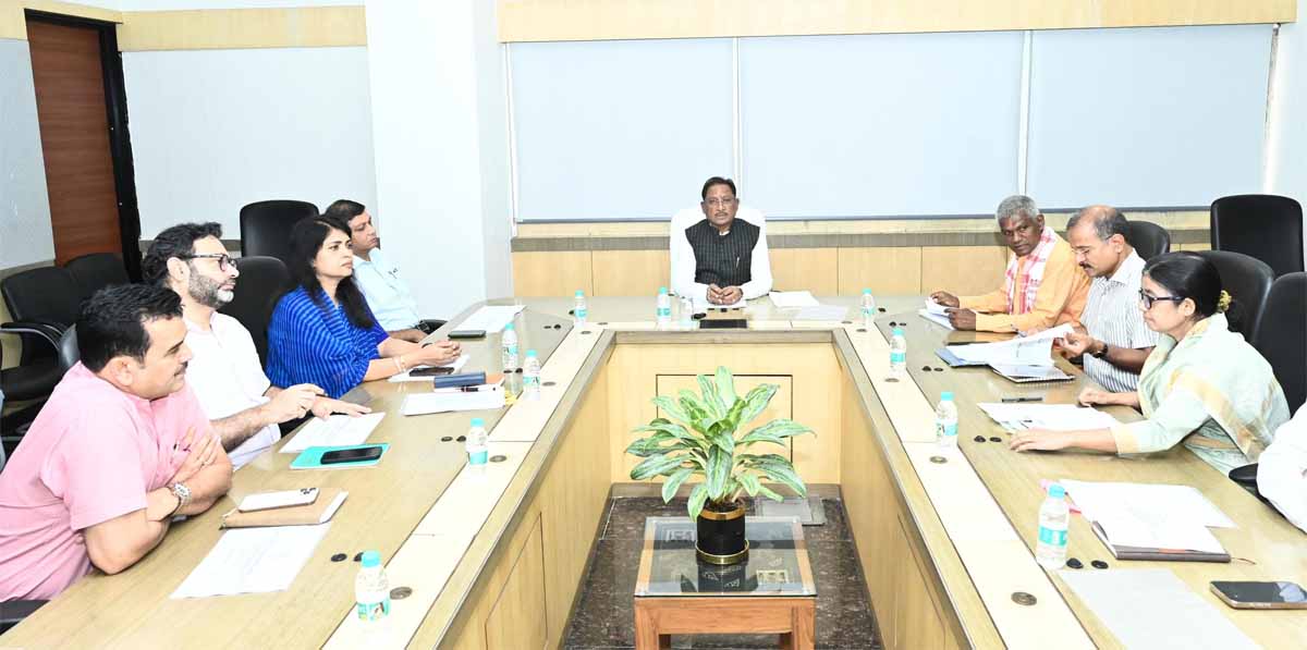 मुख्यमंत्री साय उच्चस्तरीय बैठक में अधिकारियों को निर्देशित करते मुख्यमंत्री साय उच्चस्तरीय बैठक में अधिकारियों को निर्देशित करते