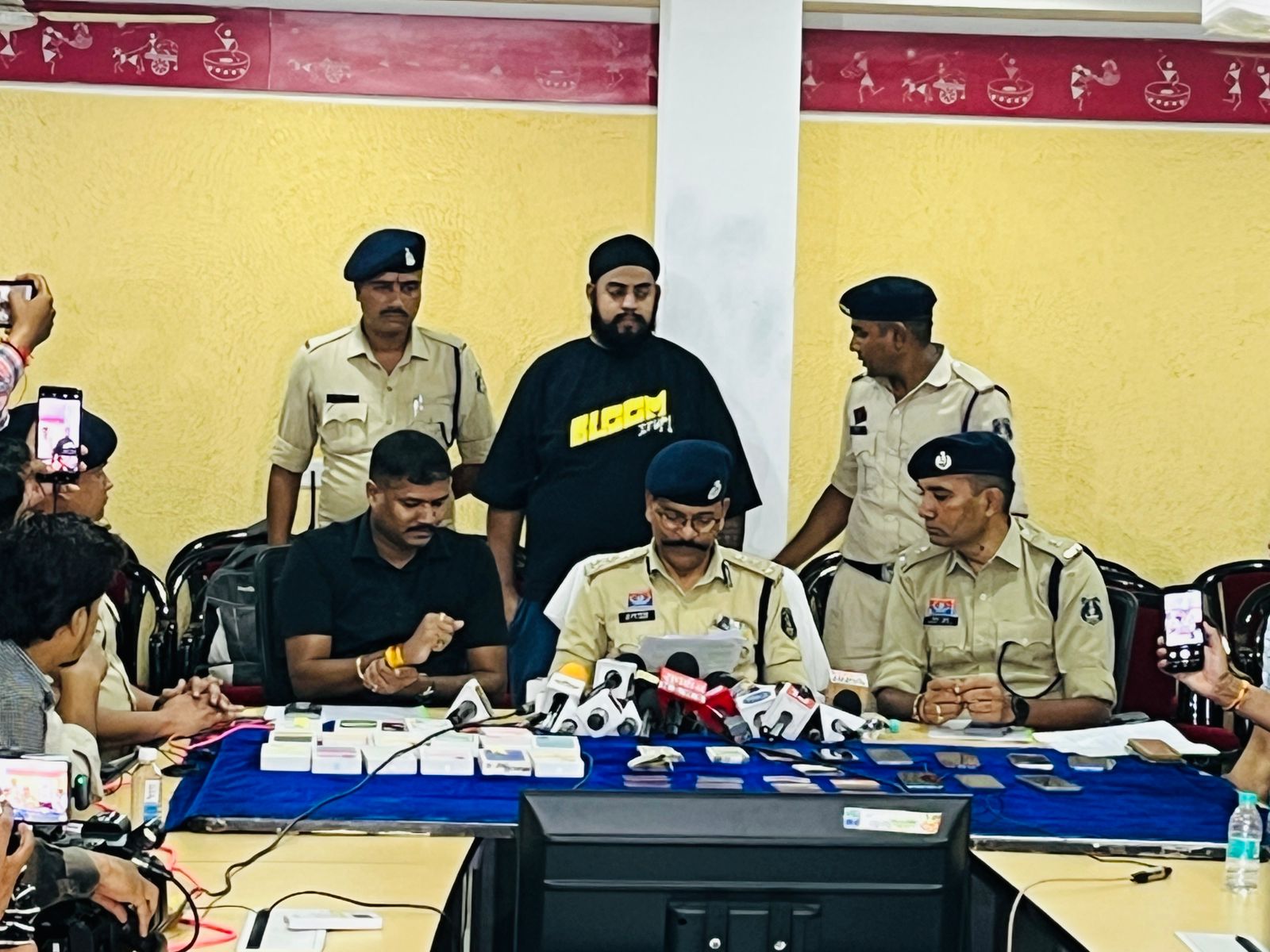 लाखों की ठगी का आरोपित गिरफ्तार लाखों की ठगी का आरोपित गिरफ्तार