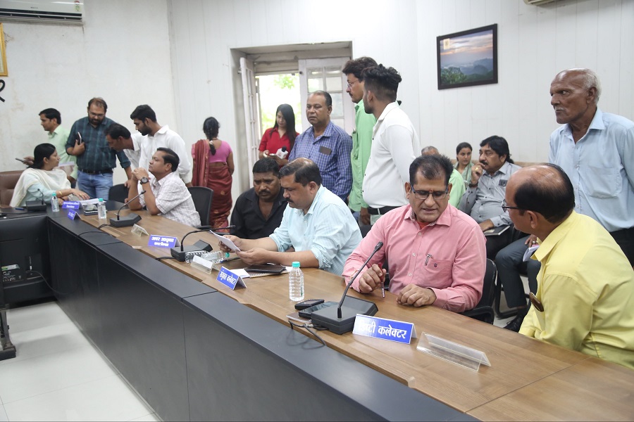 जनसुनवाई में सीईओ जिला पंचायत ने सुनी आवेदकों की समस्याएं