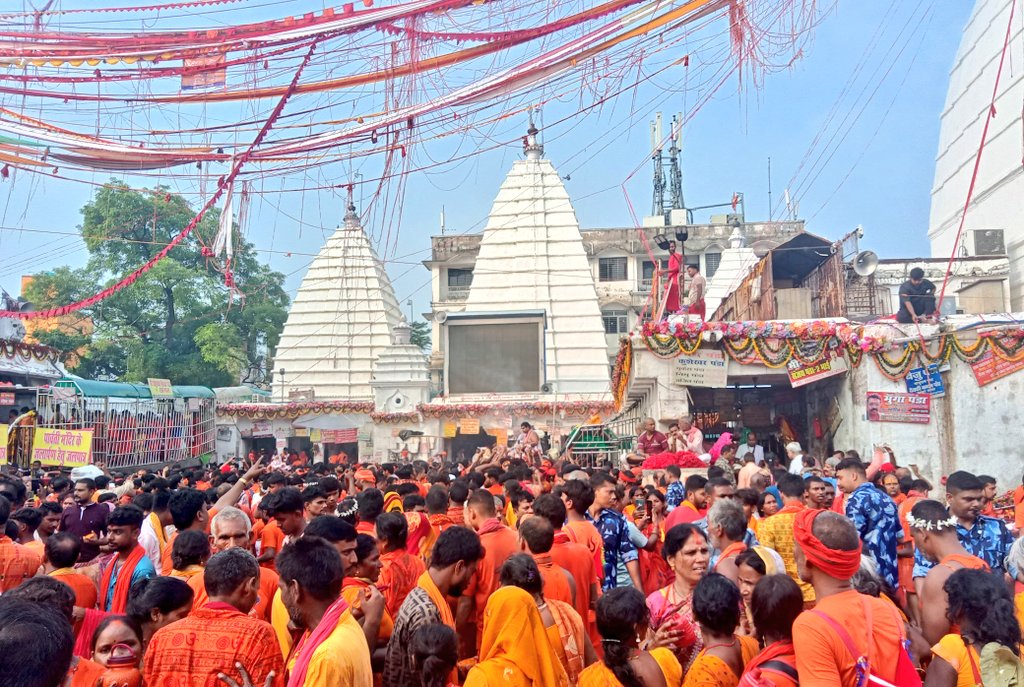 बाबा मंदिर देवघर में लोग पूजा करते बाबा मंदिर देवघर में लोग पूजा करते