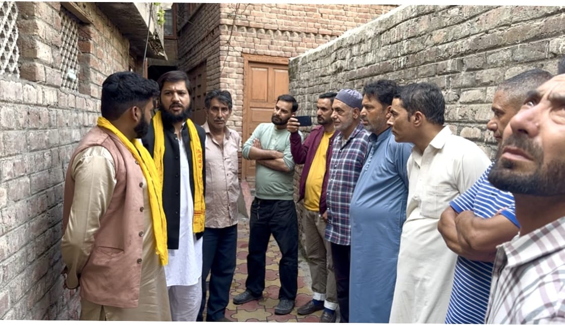 एसबीएसपी के प्रदेश अध्यक्ष विवेक बाली ने श्रीनगर के नवाकदल में अग्नि पीड़ित परिवारों से मुलाकात की एसबीएसपी के प्रदेश अध्यक्ष विवेक बाली ने श्रीनगर के नवाकदल में अग्नि पीड़ित परिवारों से मुलाकात की