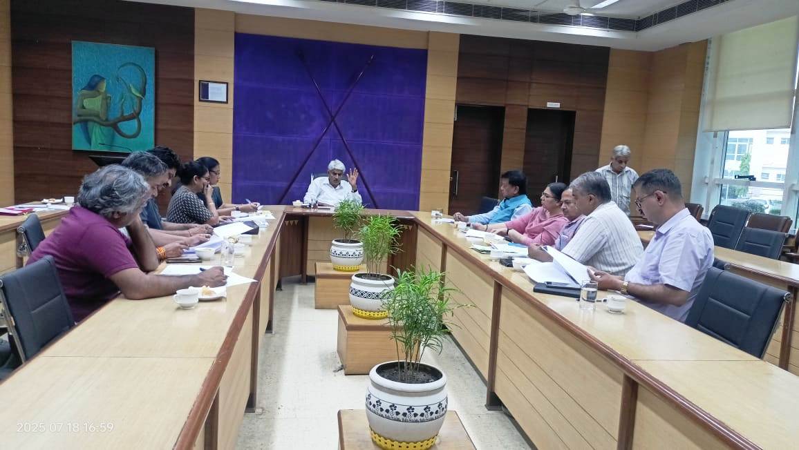 एमडीयू में अधिकारियों की बैठक लेते कुलपति राजबीर सिंह