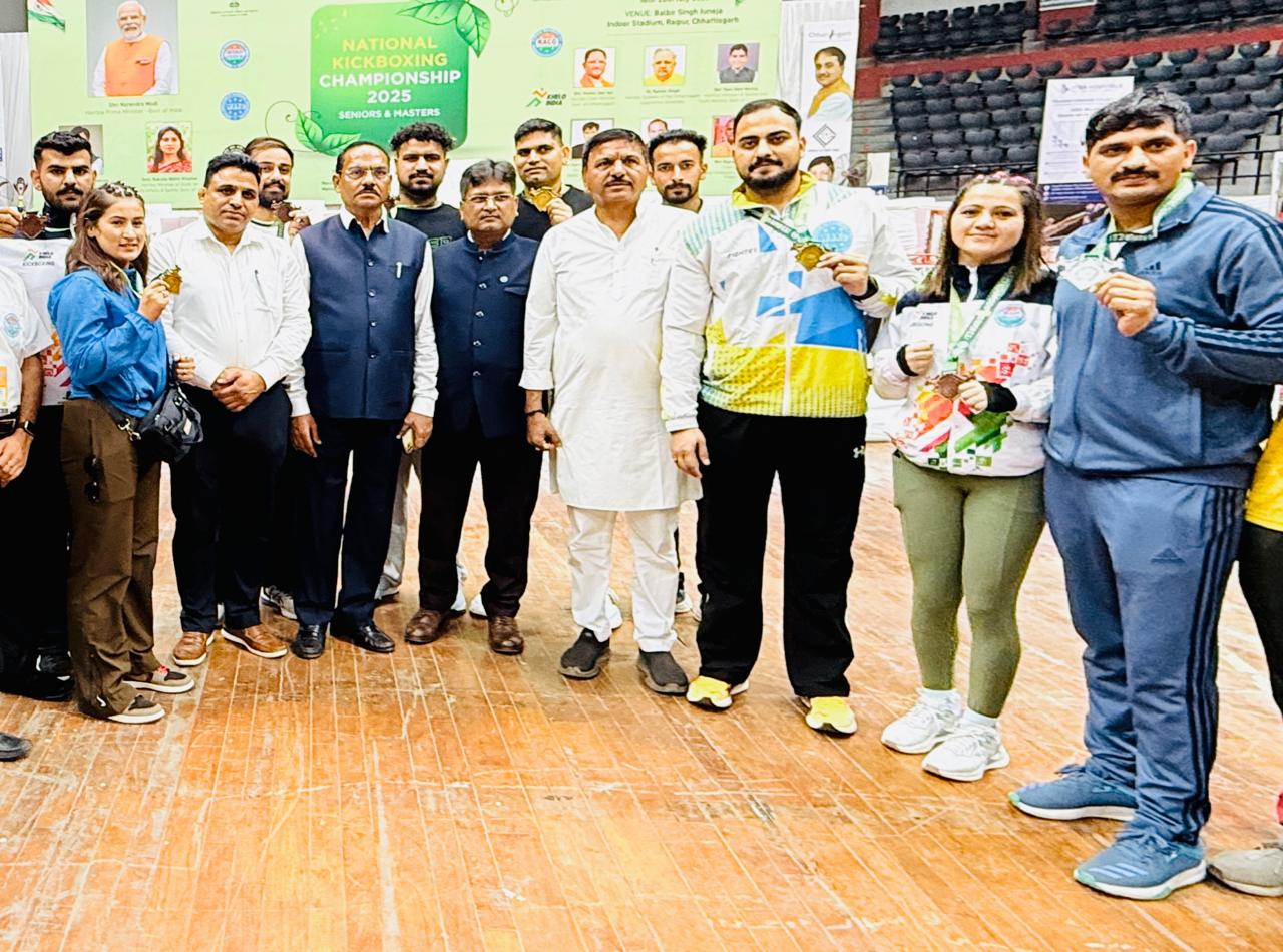 अखिल भारतीय किक बॉक्सिंग प्रतियोगिता में भाग लेने वाले खिलाड़ी।