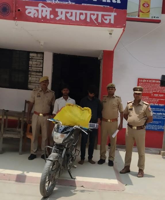 प्रयागराज में गिरफ्तार गांजा तस्करों का छाया चित्र प्रयागराज में गिरफ्तार गांजा तस्करों का छाया चित्र