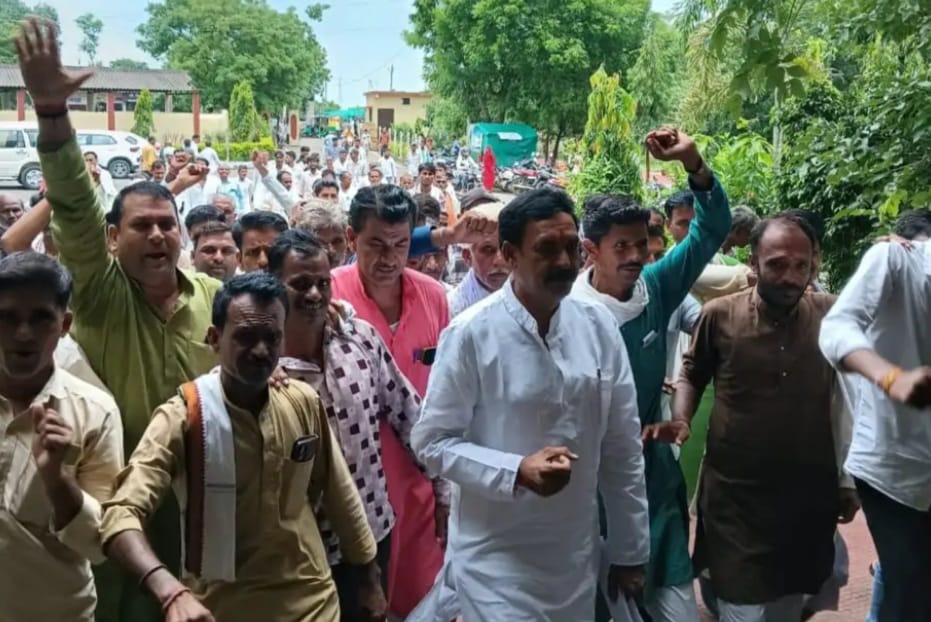 कलेक्ट्रेट,सर्वे और मुआवजा की मांग कलेक्ट्रेट,सर्वे और मुआवजा की मांग