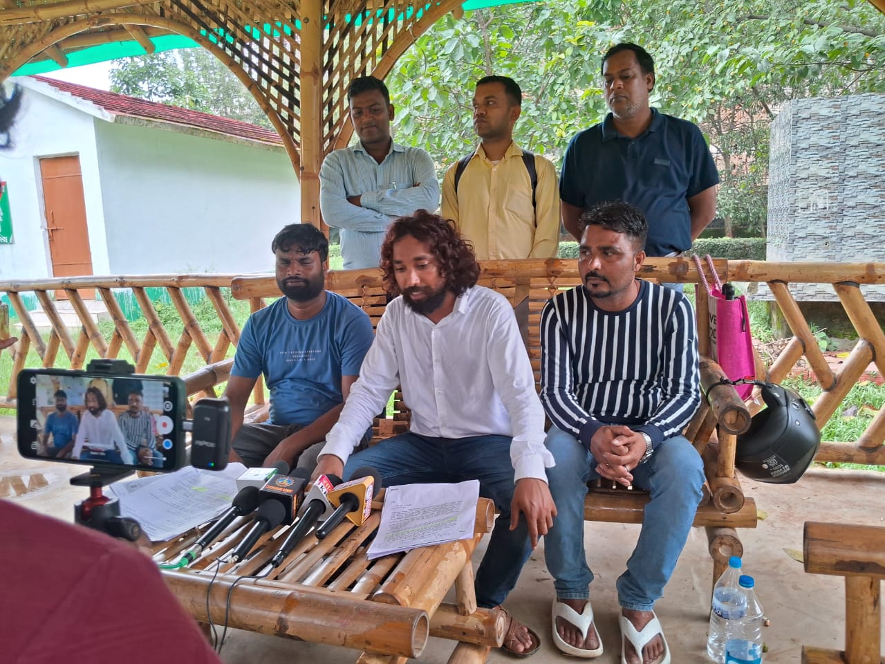 प्रेस वार्ता में देवेंद्रनाथ महतो प्रेस वार्ता में देवेंद्रनाथ महतो