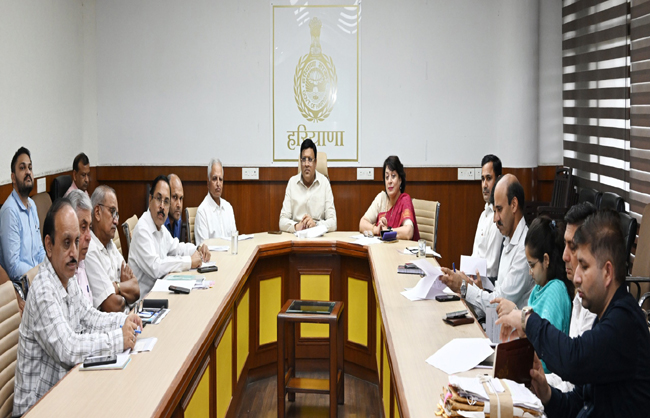 हरियाणा के राजस्व मंत्री विपुल गोयल बैठक लेते हुए हरियाणा के राजस्व मंत्री विपुल गोयल बैठक लेते हुए