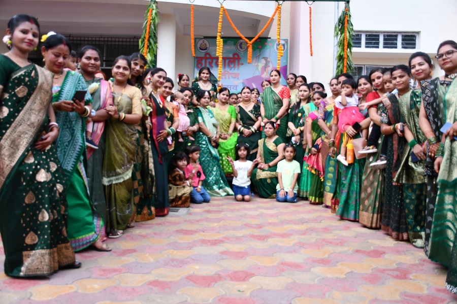 असमः रंगिया स्थित एसएसबी की 24वीं बटालियन परिसर में संदिक्षा परिवार द्वारा आयोजित हरियाली तीज का दृश्य