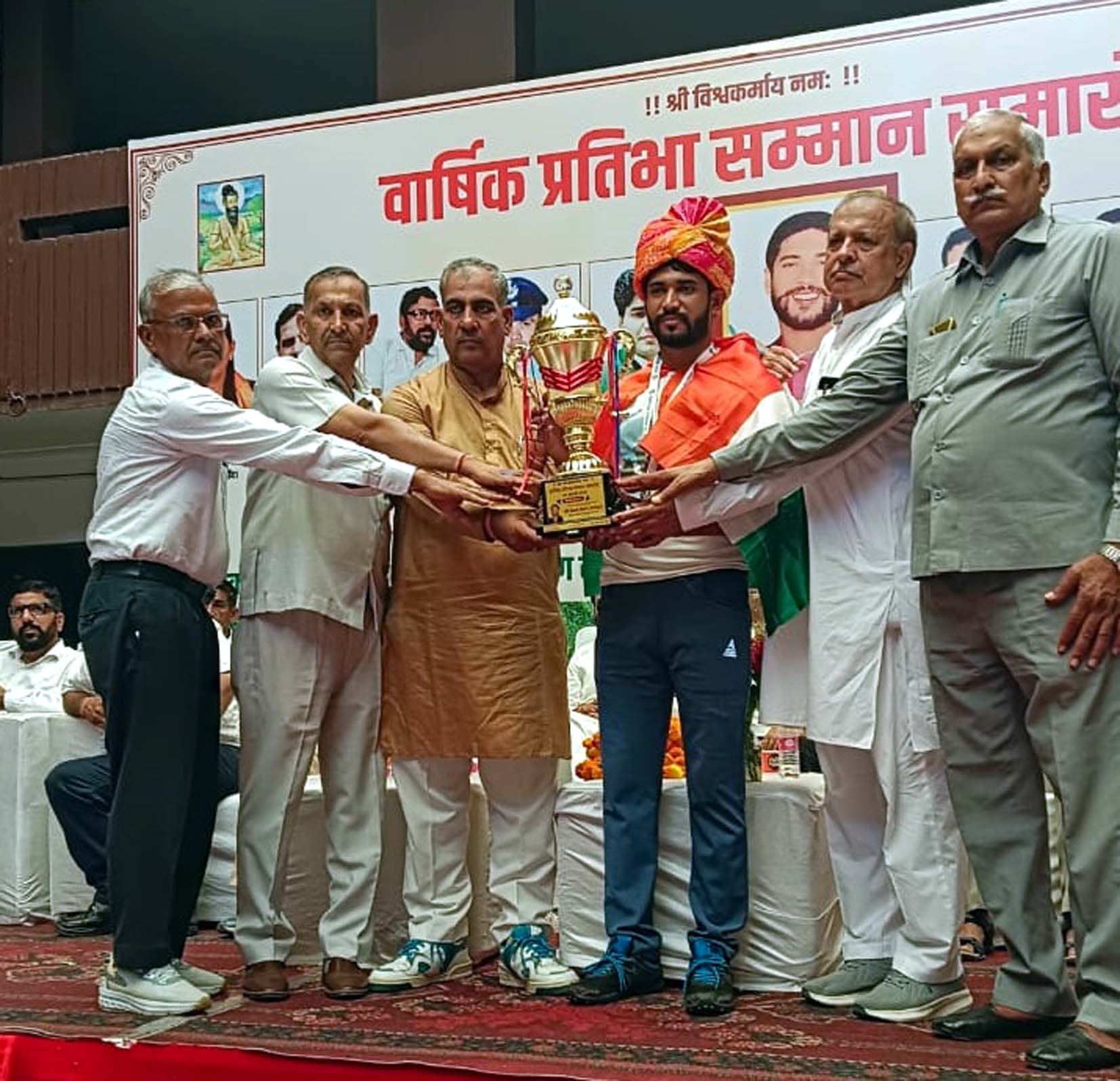 विश्व चैंपियन संदीप आर्य को सम्मानित करते समाज के प्रबुद्ध व्यक्ति। विश्व चैंपियन संदीप आर्य को सम्मानित करते समाज के प्रबुद्ध व्यक्ति।