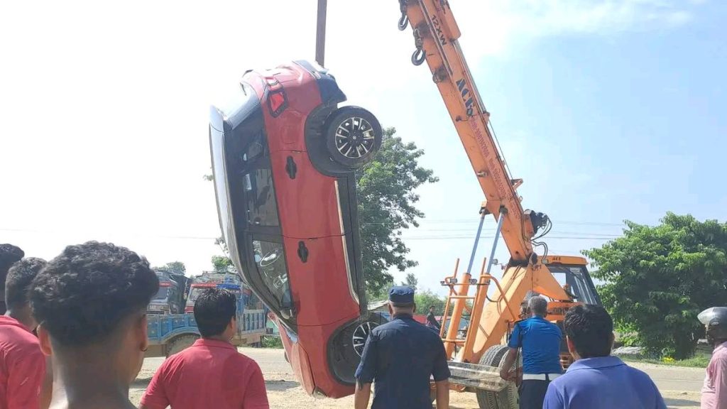 खाई में से गाड़ी निकलने के लिए क्रेन का प्रयोग खाई में से गाड़ी निकलने के लिए क्रेन का प्रयोग