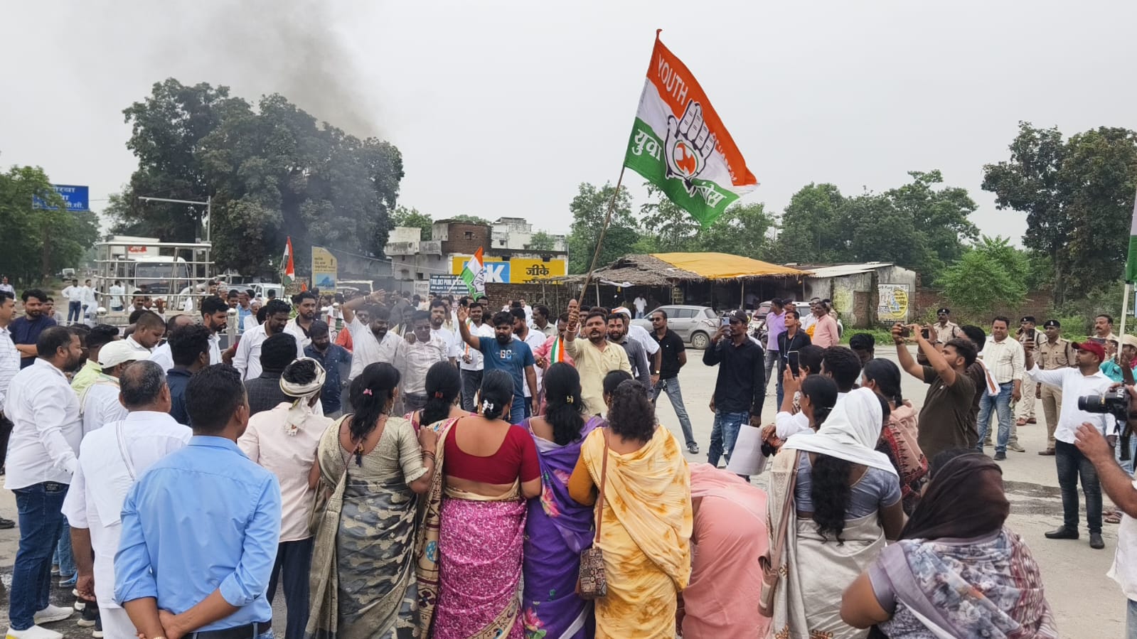 नेशनल हाईवे में प्रदर्शन करते कांग्रेसी नेशनल हाईवे में प्रदर्शन करते कांग्रेसी