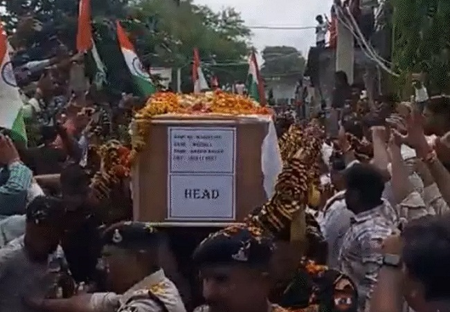 अंतिम संस्कार के लिए लाया गया शहीद हरिओम का पार्थिव शरीर अंतिम संस्कार के लिए लाया गया शहीद हरिओम का पार्थिव शरीर