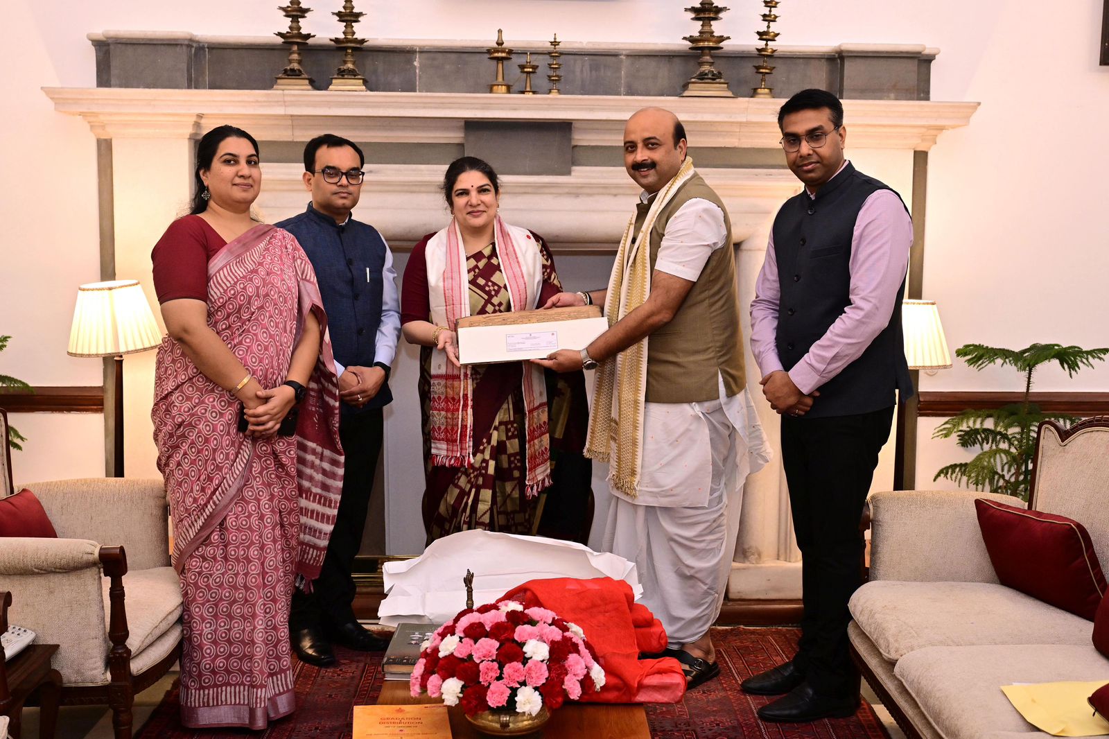 नई दिल्ली: संछिपात पांडुलिपियां संरक्षण हेतु राष्ट्रपति भवन पुस्तकालय को सौंपे जाने की तस्वीर। नई दिल्ली: संछिपात पांडुलिपियां संरक्षण हेतु राष्ट्रपति भवन पुस्तकालय को सौंपे जाने की तस्वीर।