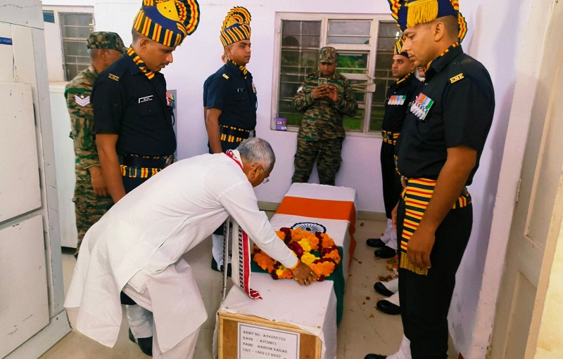 शहीद हरिओम को श्रद्धांजलि अर्पित करते हुए सांसद शहीद हरिओम को श्रद्धांजलि अर्पित करते हुए सांसद