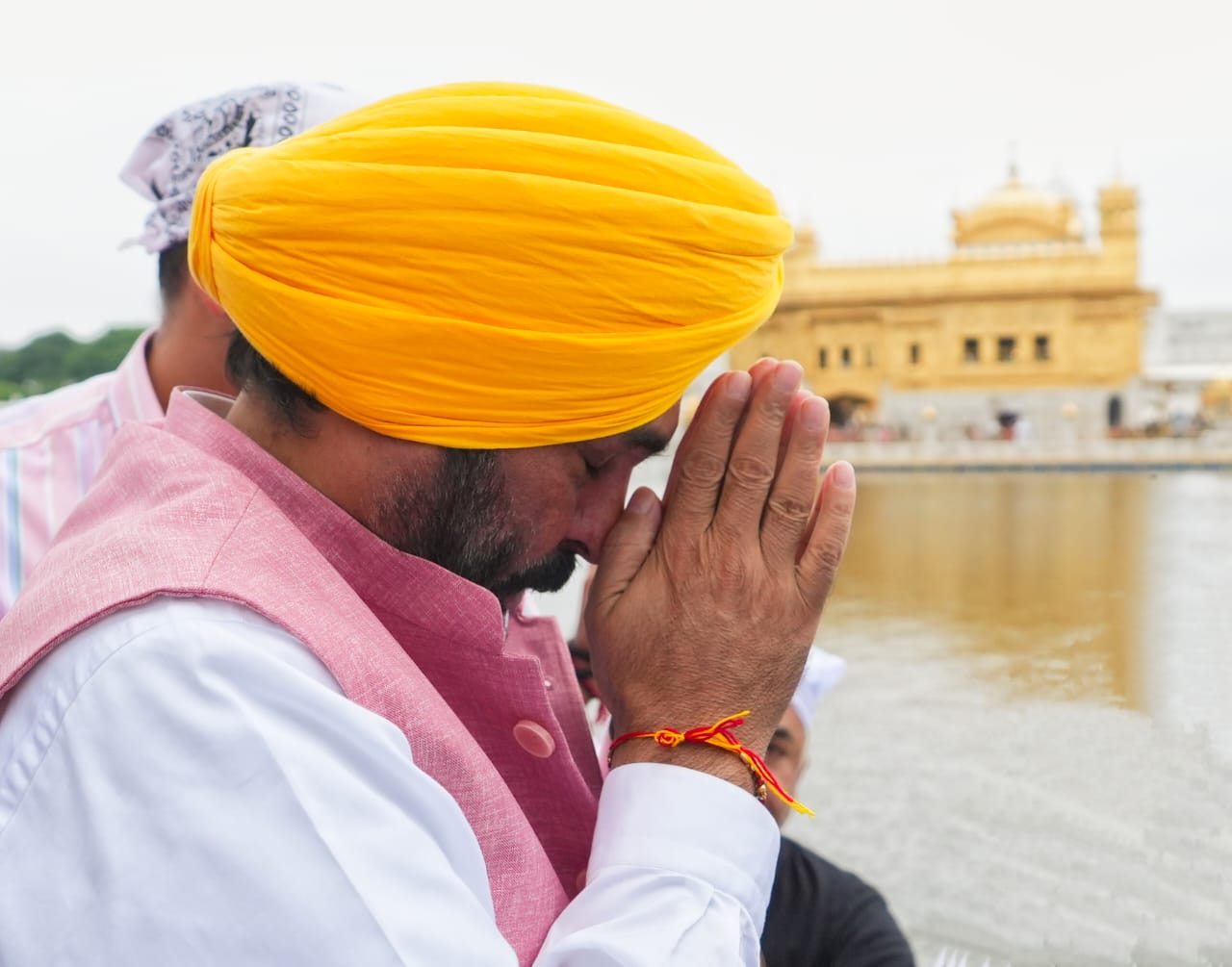 पंजाब के मुख्यमंत्री भगवंत मान दरबार साहिब में अरदास करते हुए पंजाब के मुख्यमंत्री भगवंत मान दरबार साहिब में अरदास करते हुए