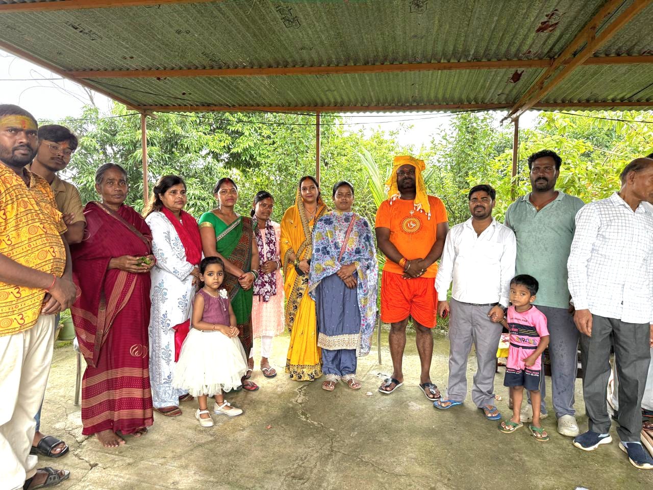 अनुष्ठान में शामिल समिति के सदस्य और ग्रामीण अनुष्ठान में शामिल समिति के सदस्य और ग्रामीण