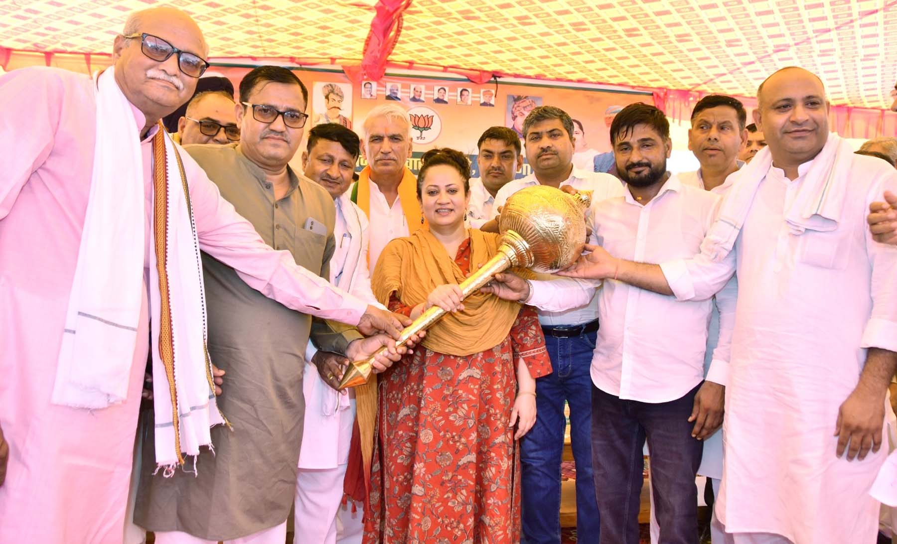 गुरुग्राम के गांव डाबोदा में धन्यवादी दौरे के दौरान स्वास्थ्य मंत्री आरती सिंह राव को गदा भेंटकर सम्मान करते ग्रामीण। गुरुग्राम के गांव डाबोदा में धन्यवादी दौरे के दौरान स्वास्थ्य मंत्री आरती सिंह राव को गदा भेंटकर सम्मान करते ग्रामीण।