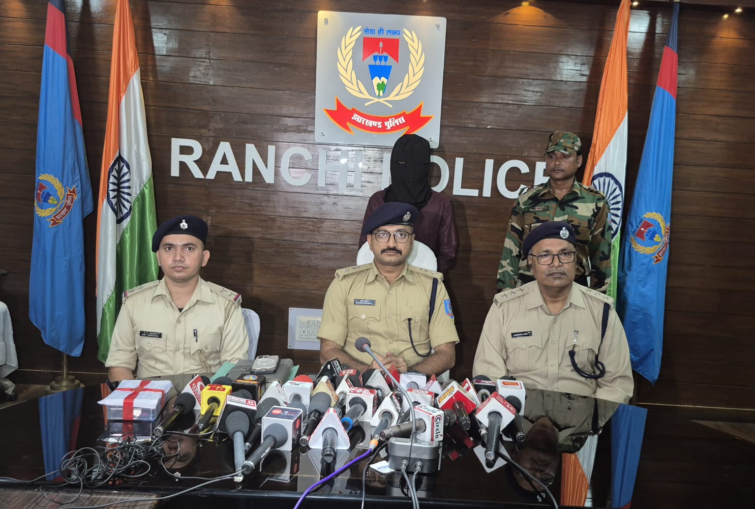 आरोपित की जानकारी देते पुलिस अधिकारी आरोपित की जानकारी देते पुलिस अधिकारी