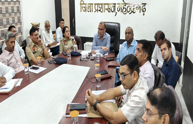 अधिकारियों की बैठक लेते हुए उपायुक्त डॉ विवेक भारती।