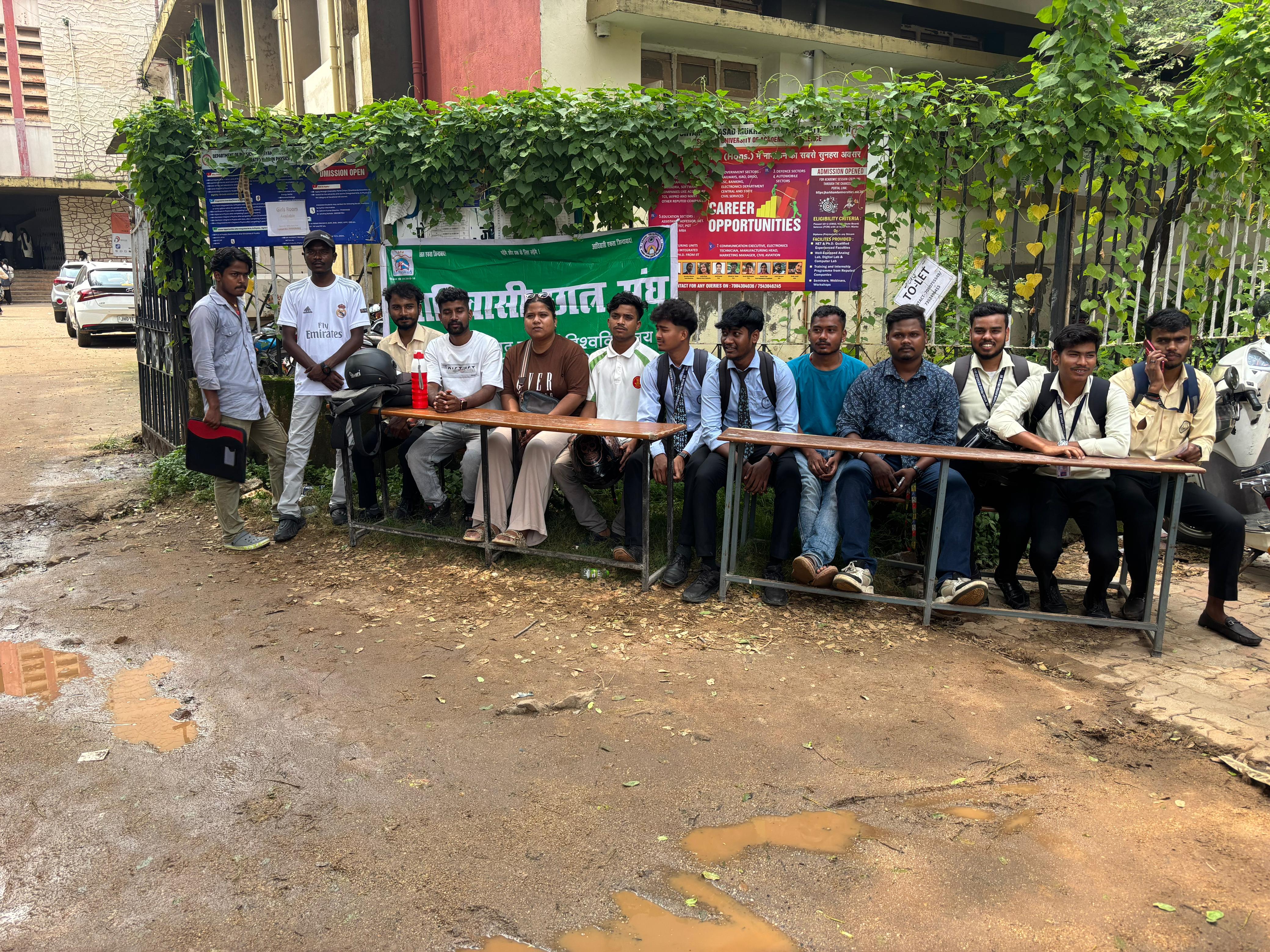 प्रेस को संबोधित करते संघ के पदाधिकारीगण