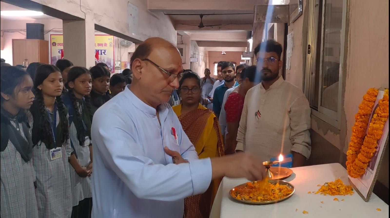 श्रद्धांजलिअर्पित करते शिक्षक श्रद्धांजलिअर्पित करते शिक्षक