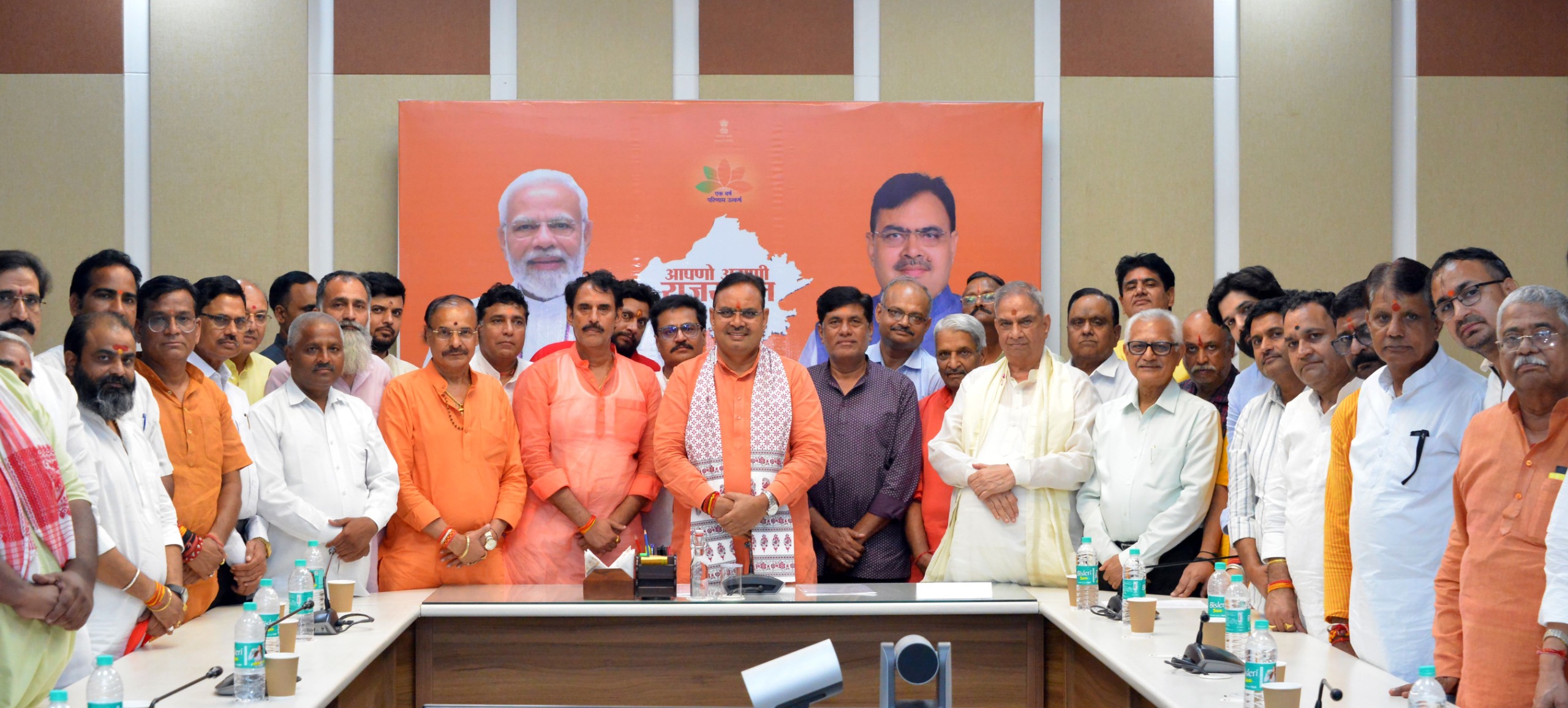 मुख्यमंत्री भजनलाल शर्मा से मंगलवार प्रदेश के विभिन्न मंदिरों के महंत—पुजारी और प्रबंधन समिति के सदस्यों के प्रतिनिधिमंडल ने की भेंट मुख्यमंत्री भजनलाल शर्मा से मंगलवार प्रदेश के विभिन्न मंदिरों के महंत—पुजारी और प्रबंधन समिति के सदस्यों के प्रतिनिधिमंडल ने की भेंट