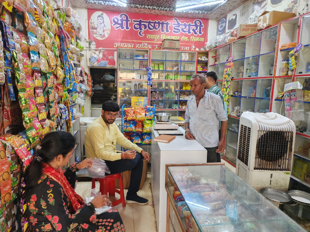 मिठाईयों एवं अन्य खाद्य पदार्थों क़ी गुणवत्ता जांचते खाद्य एवं औषधि प्रशासन की टीम मिठाईयों एवं अन्य खाद्य पदार्थों क़ी गुणवत्ता जांचते खाद्य एवं औषधि प्रशासन की टीम